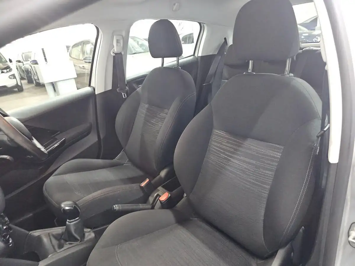 2015-peugeot-208-10-access-5d-big-15