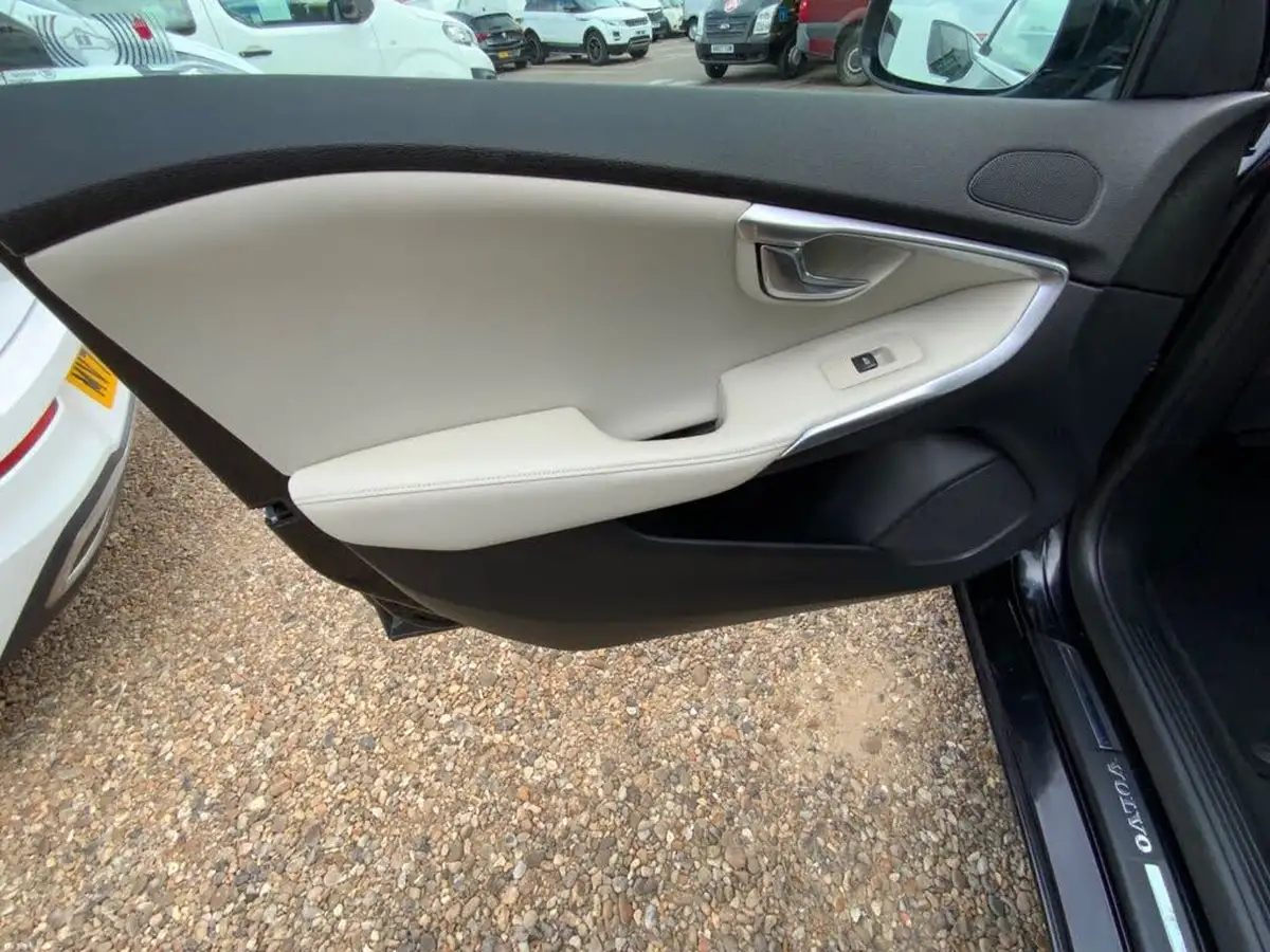 2013-volvo-v40-20td-d3-se-lux-nav-ss-geartronic-big-33