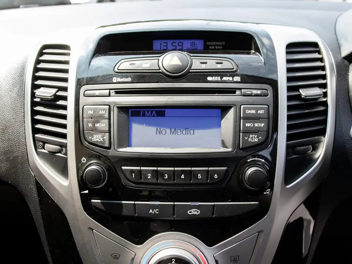 2015-hyundai-ix20-16-active-big-22