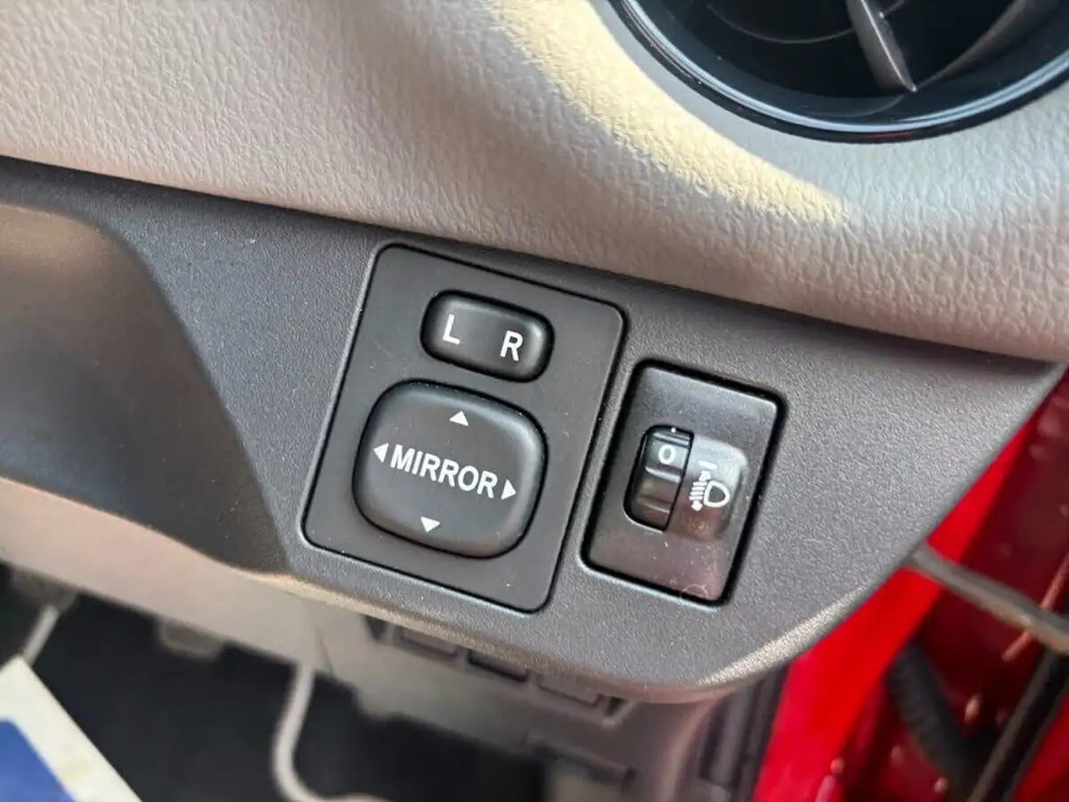 2017-toyota-yaris-15-vvt-i-icon-navi-big-29