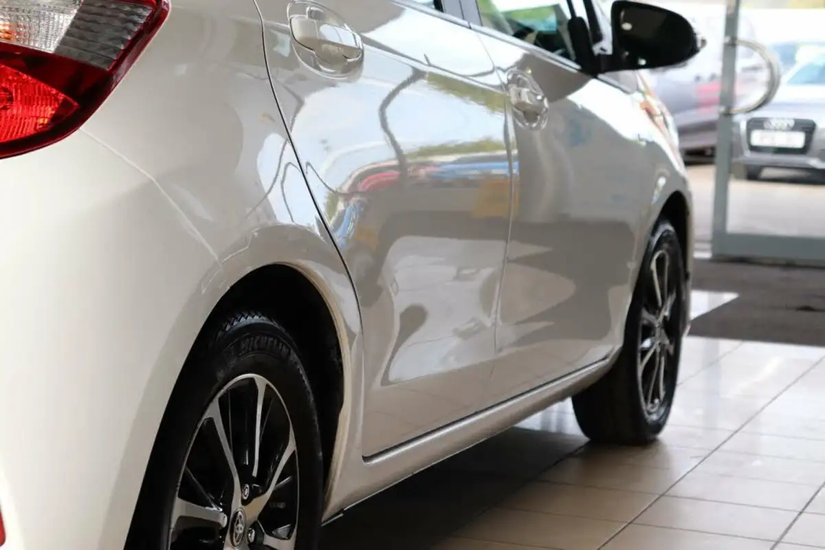 2018-toyota-yaris-15-vvt-i-icon-tech-hybrid-big-75