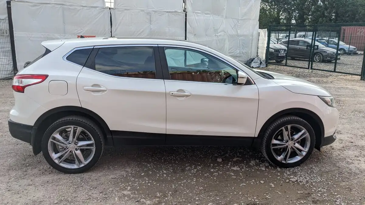 2014-nissan-qashqai-12-acenta-premium-big-19