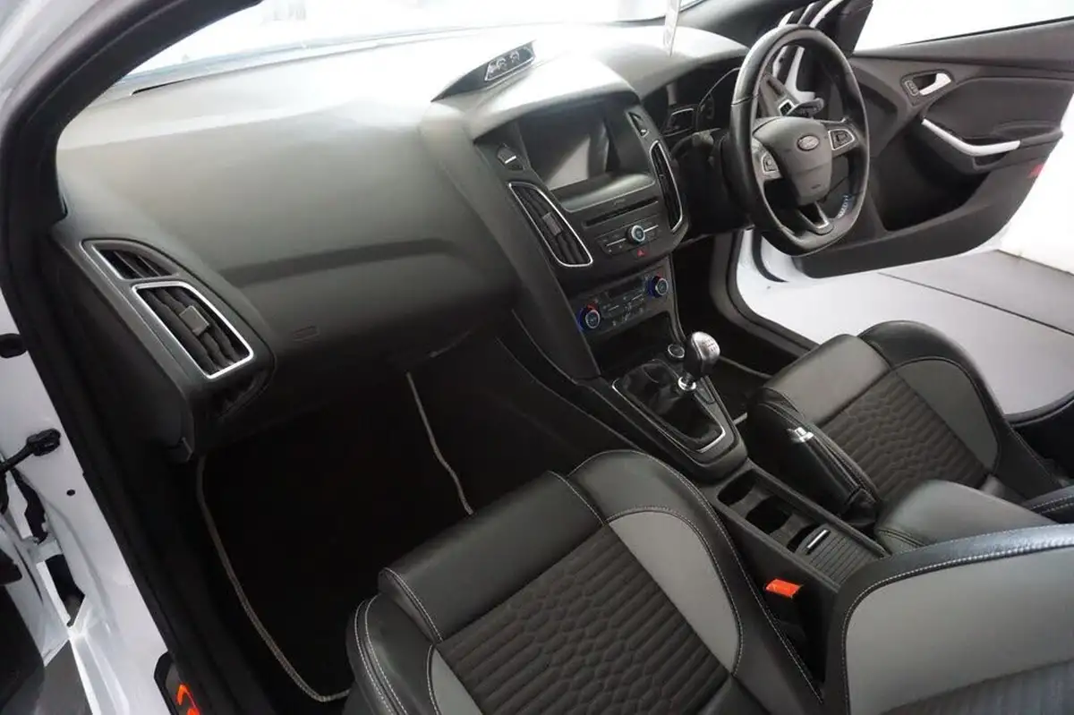 2018-ford-focus-20t-st2-hatchback-big-18