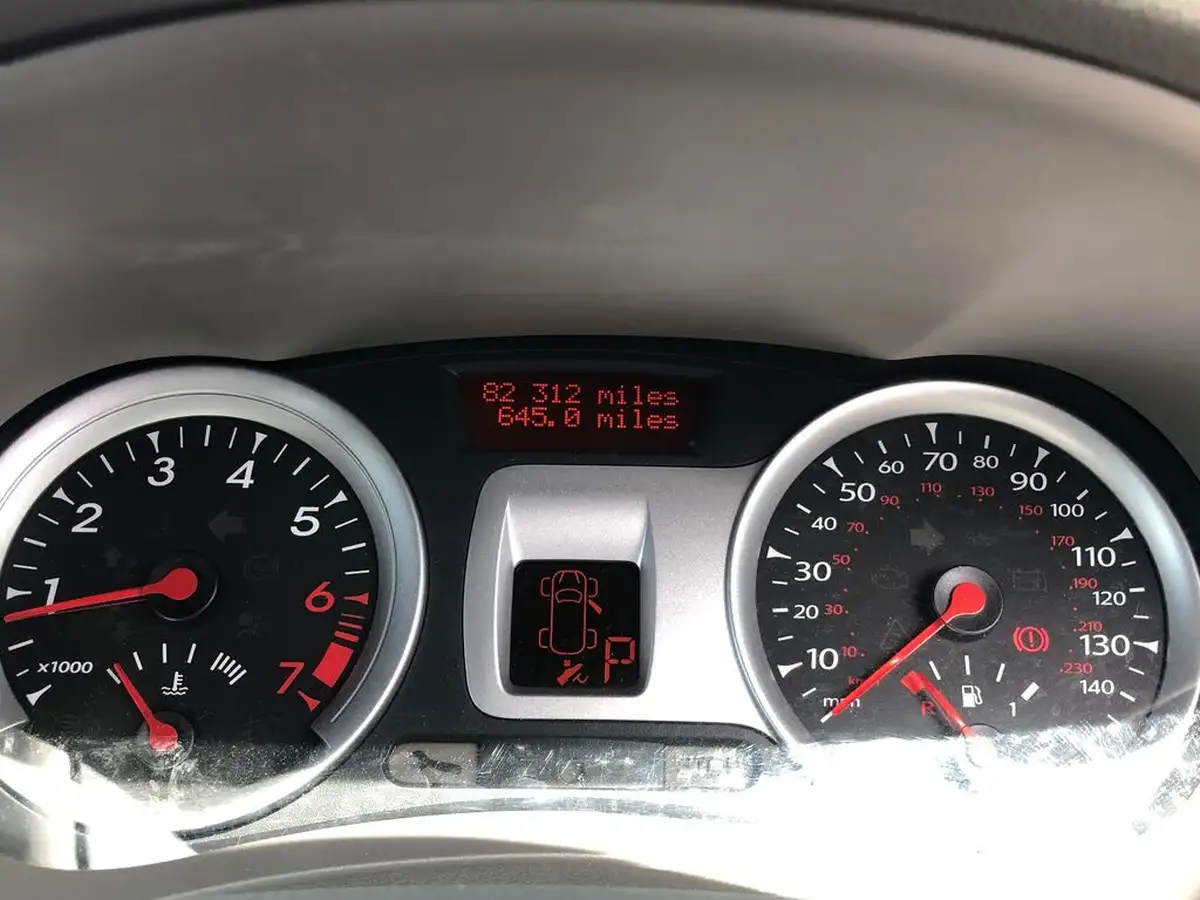 2010-renault-clio-16-initiale-tomtom-big-19