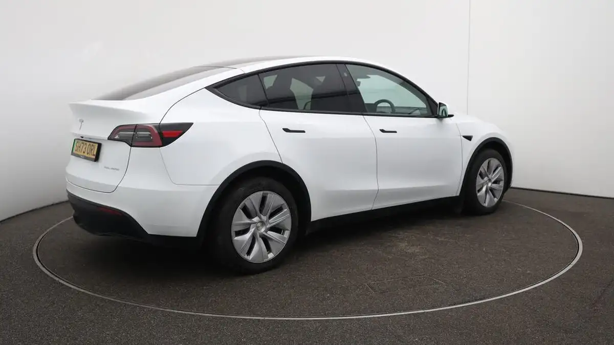 2023-tesla-model-y-e-long-range-big-50