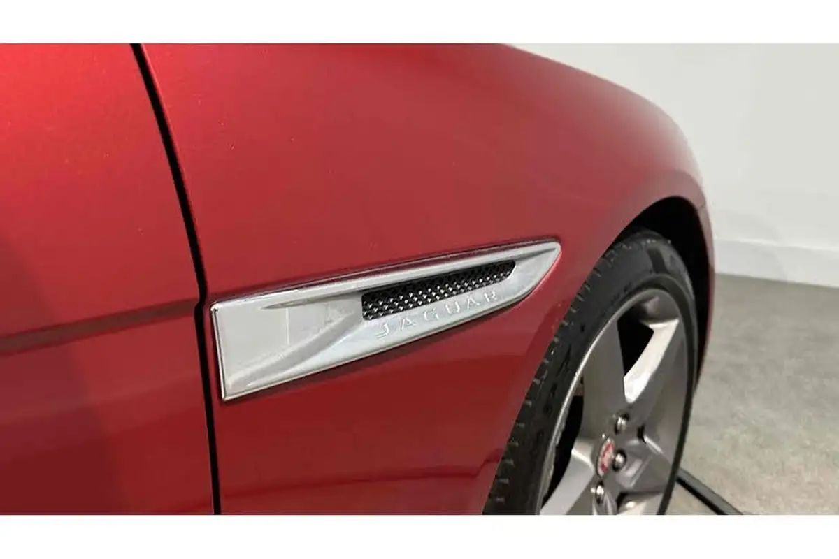 2015-jaguar-xe-20-prestige-big-16