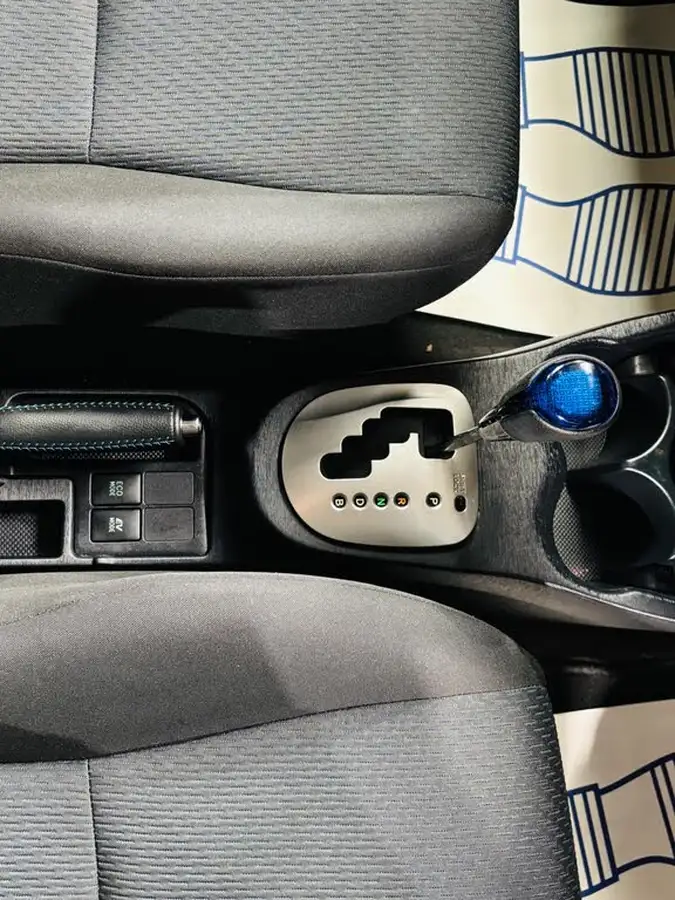 2013-toyota-yaris-15-vvt-i-t4-big-24