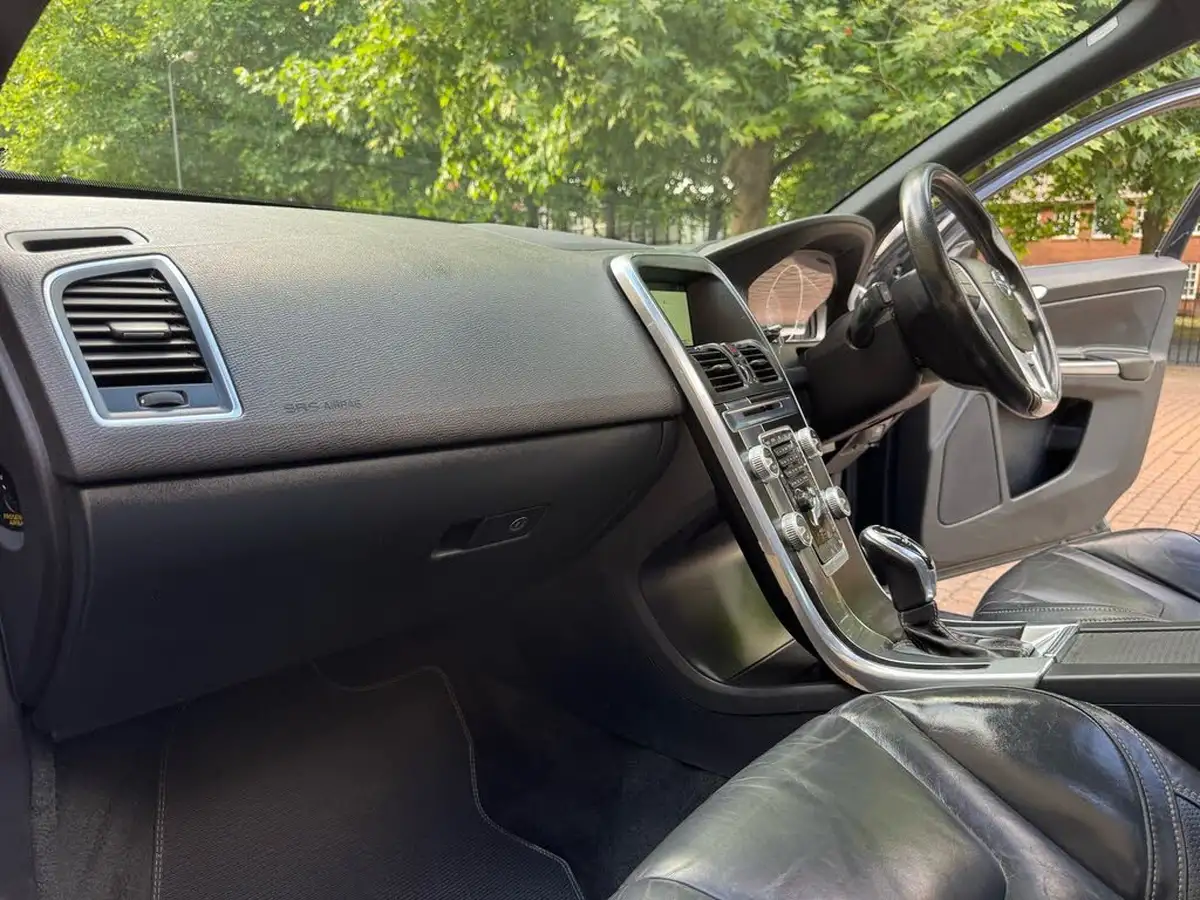2015-volvo-xc60-24td-d5-r-design-lux-220bhp-ss-geartronic-big-19