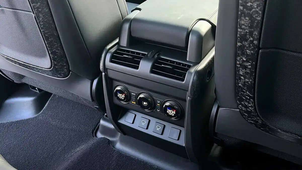 2025-land-rover-110-defender-44-p635-octa-edition-one-big-17