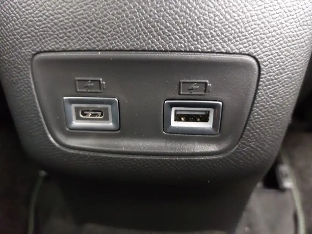 2025-peugeot-2008-suv-12-puretech-gt-136ps-hybrid-e-dsc6-big-9