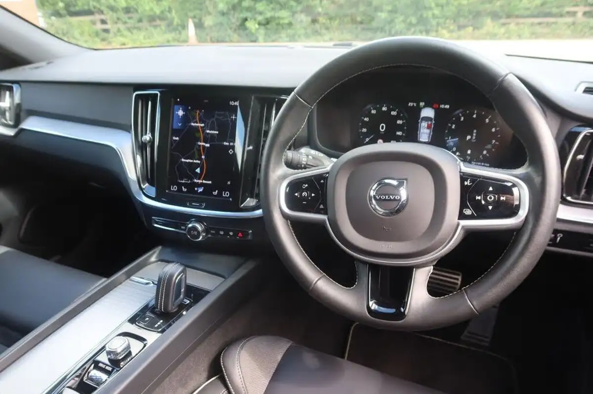2021-volvo-v60-20-b3-r-design-160bhp-big-4