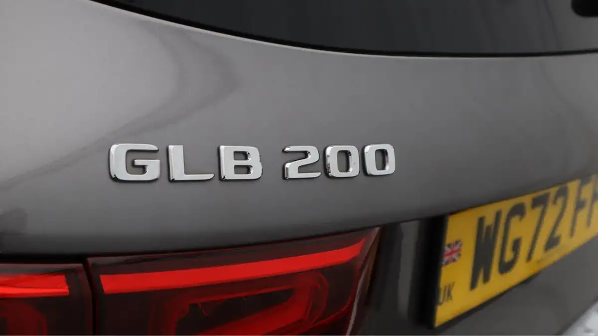 2021-mercedes-benz-glb-class-13-glb200-amg-line-8g-tronic-big-23
