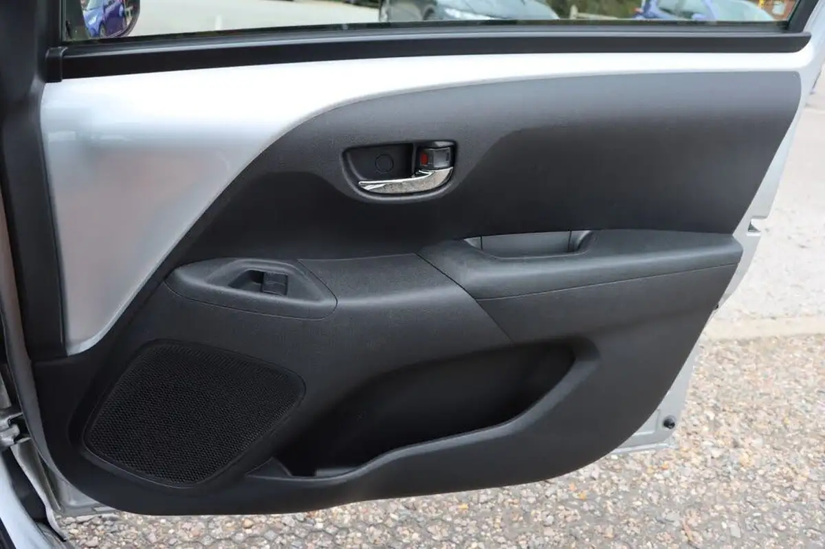 2015-peugeot-108-12-allure-vti-puretech-hatchback-5d-big-33