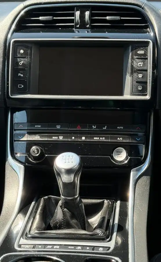 2016-jaguar-xe-20td-portfolio-180ps-big-15