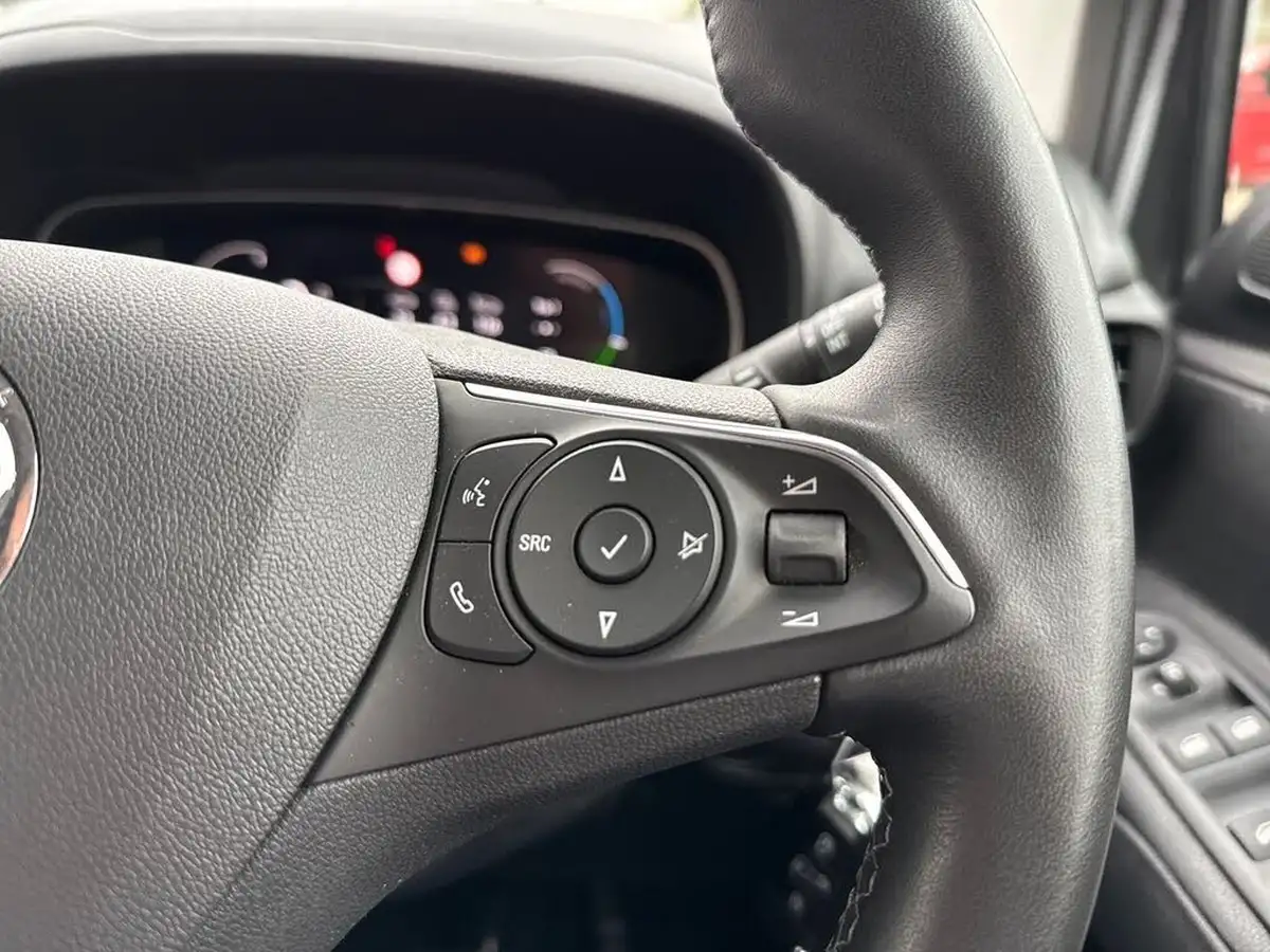 2024-vauxhall-combo-life-e-ultimate-big-16