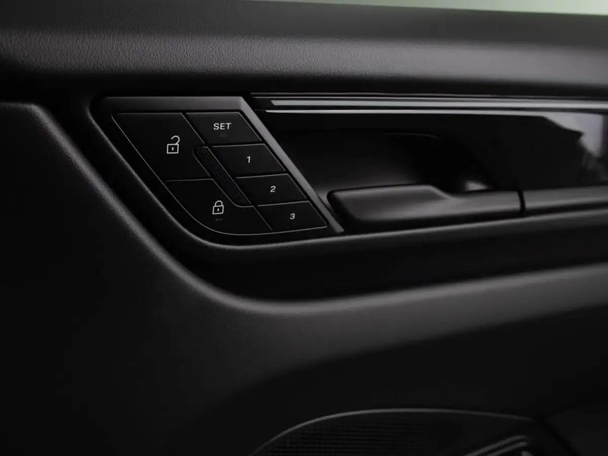 2025-porsche-macan-e-electric-big-43