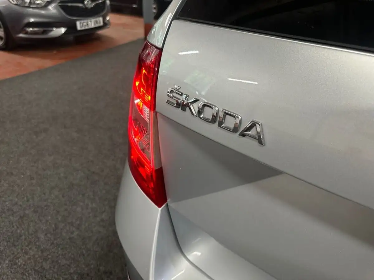 2020-skoda-octavia-16tdi-se-technology-estate-big-23