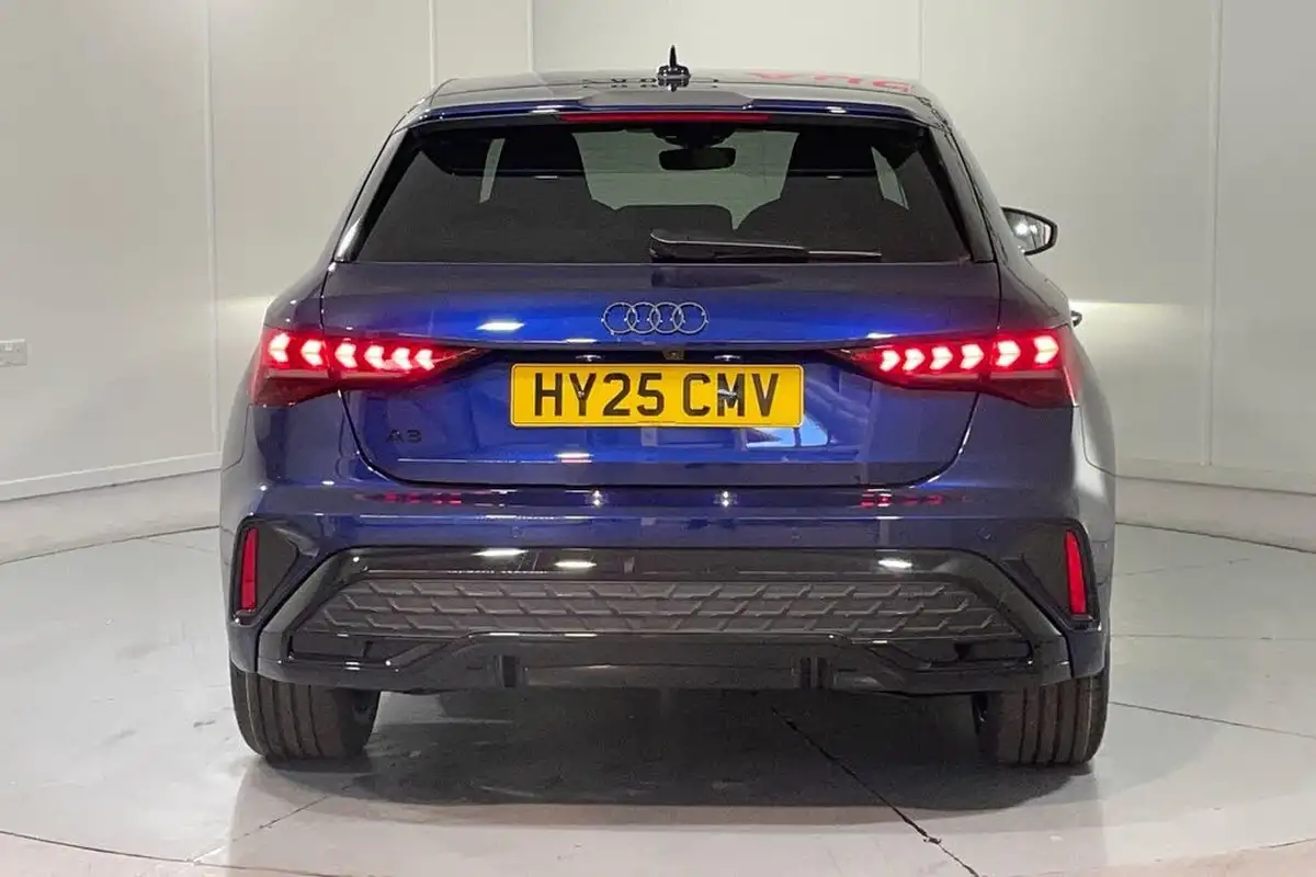 2025-audi-a3-15-40-tfsi-e-black-edition-big-6