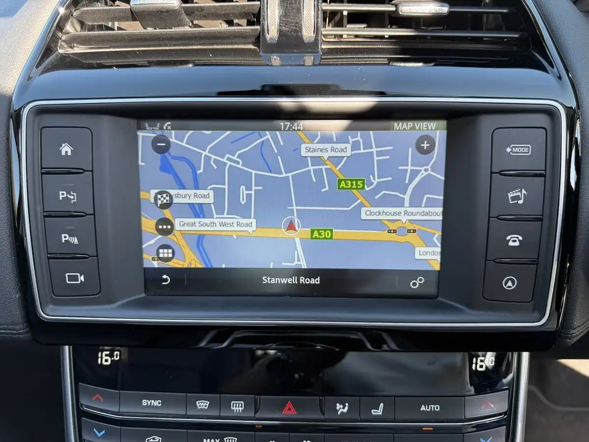 2017-jaguar-xe-20d-portfolio-180ps-awd-1999cc-auto-big-35