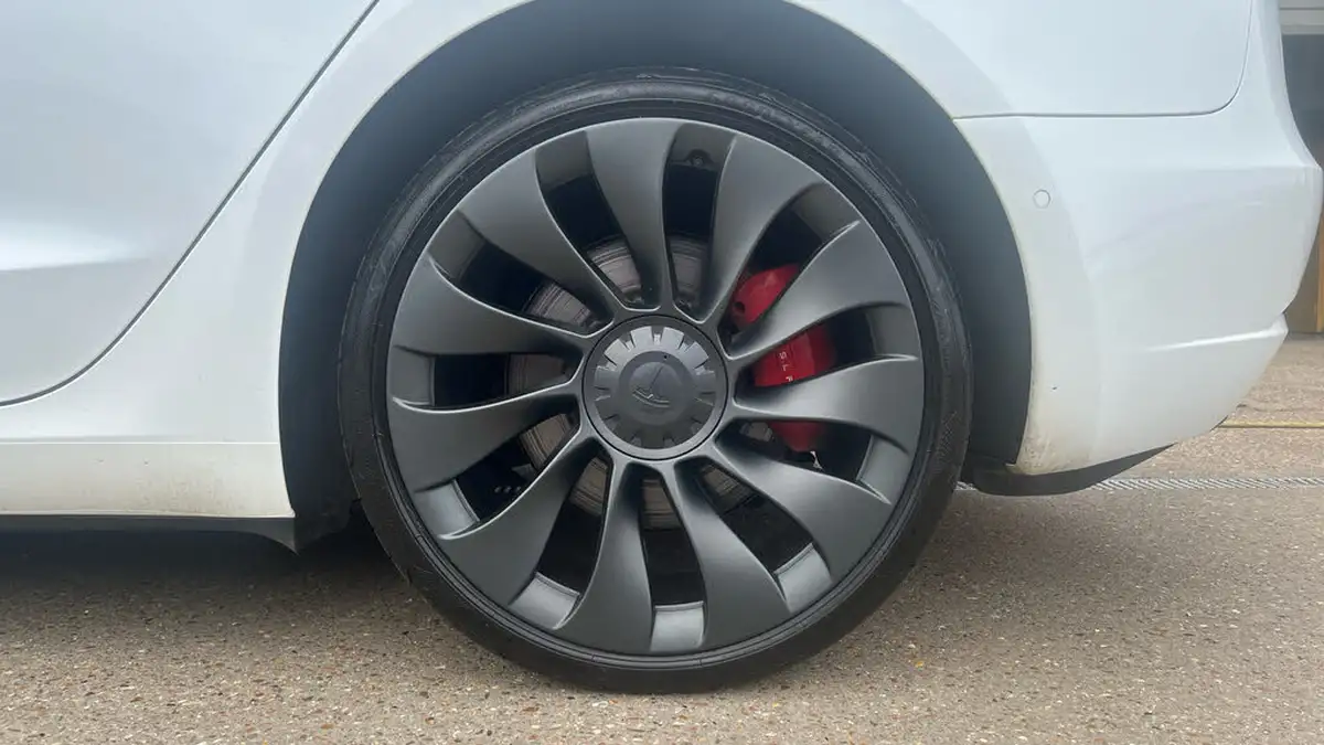 2021-tesla-model-3-e-performance-4x4-big-17