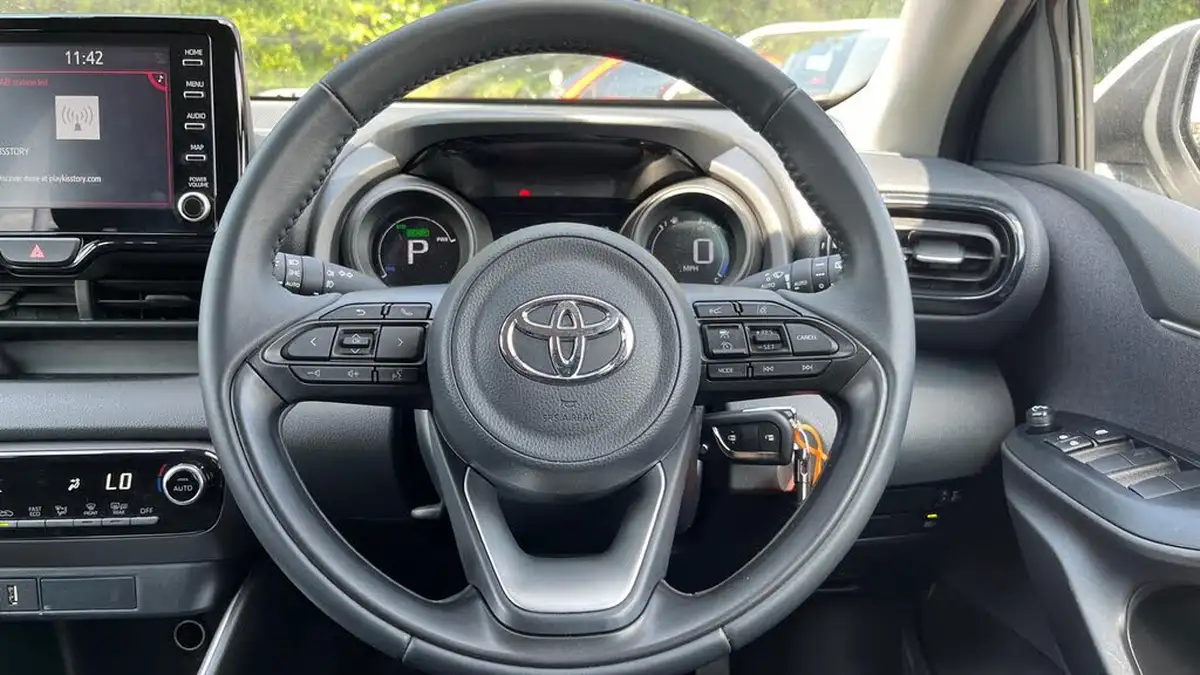 2023-toyota-yaris-15-vvt-i-design-big-7