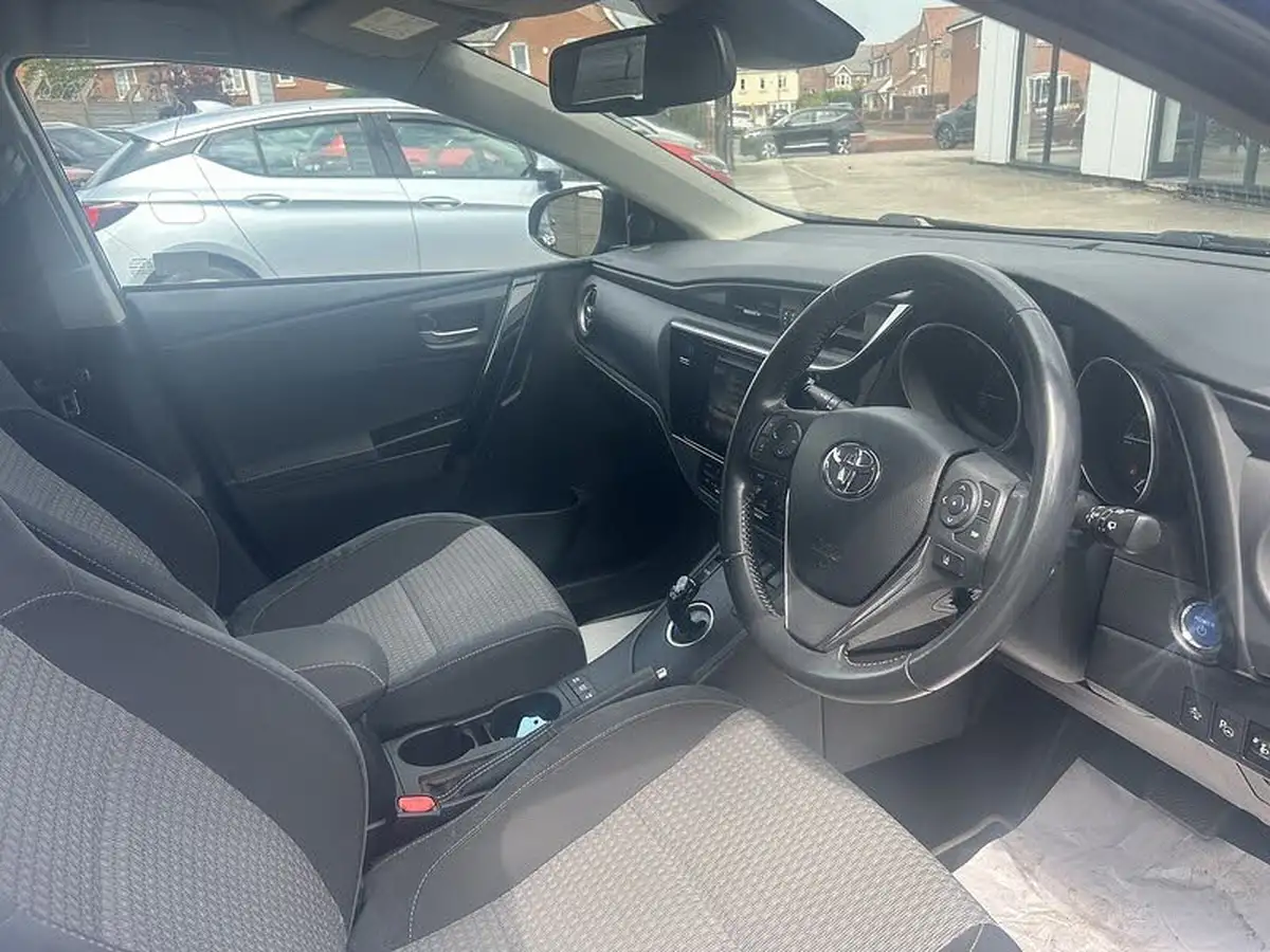 2018-toyota-auris-18-vvt-i-hsd-design-hatchback-big-24