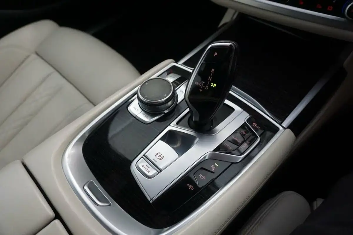 2016-bmw-7-series-30td-740d-m-sport-big-41