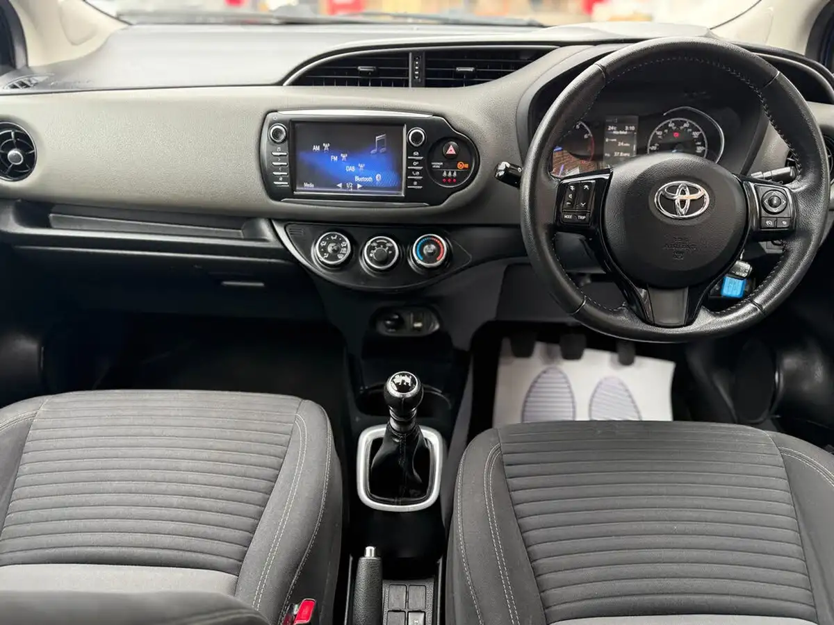 2018-toyota-yaris-15-vvt-i-icon-navi-big-38