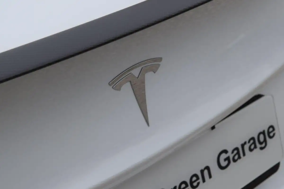 2020-tesla-model-3-e-performance-big-55