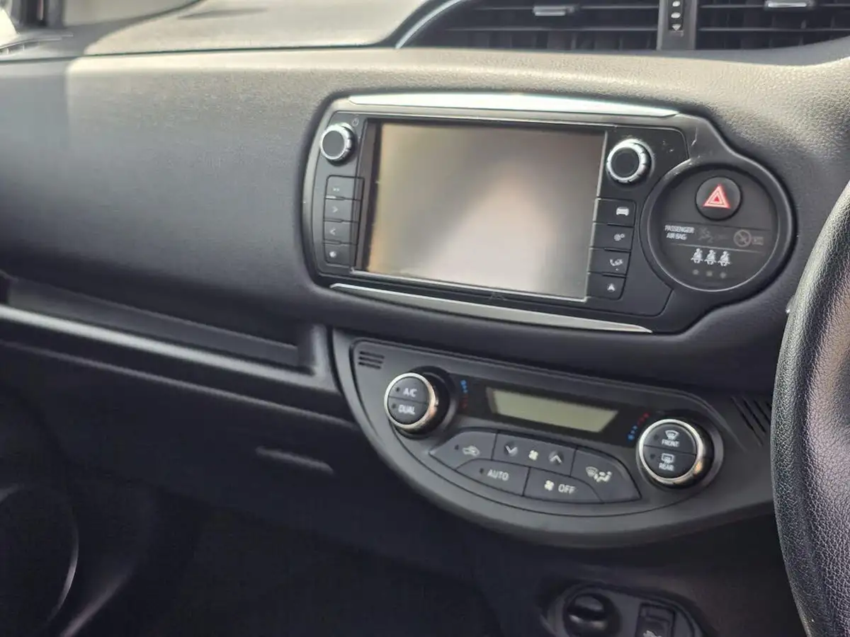 2015-toyota-yaris-15-vvt-i-excel-hybrid-15in-big-22