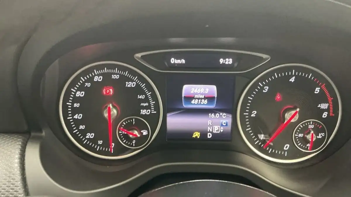 2016-mercedes-benz-a-class-21d-a200d-se-ss-7g-dct-big-10