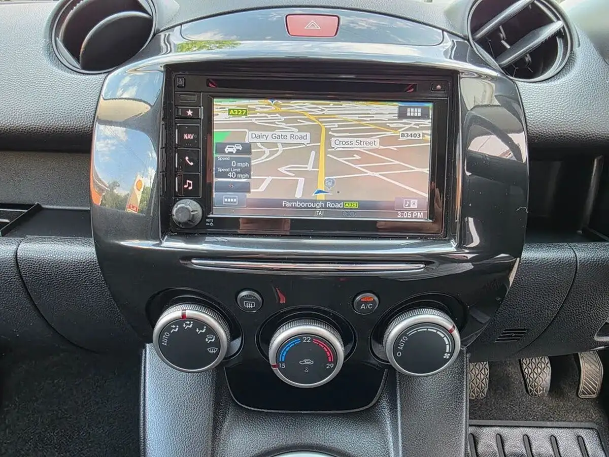 2014-mazda-mazda2-13-sport-venture-big-24