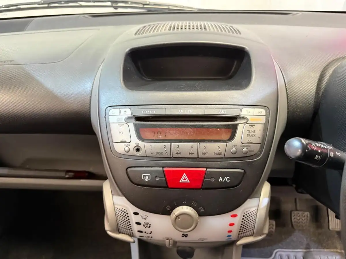 2011-citroen-c1-10-vtr-68-3d-big-34
