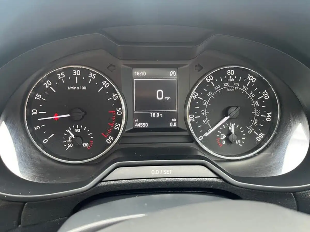2014-skoda-octavia-16tdi-se-hatchback-dsg-big-18