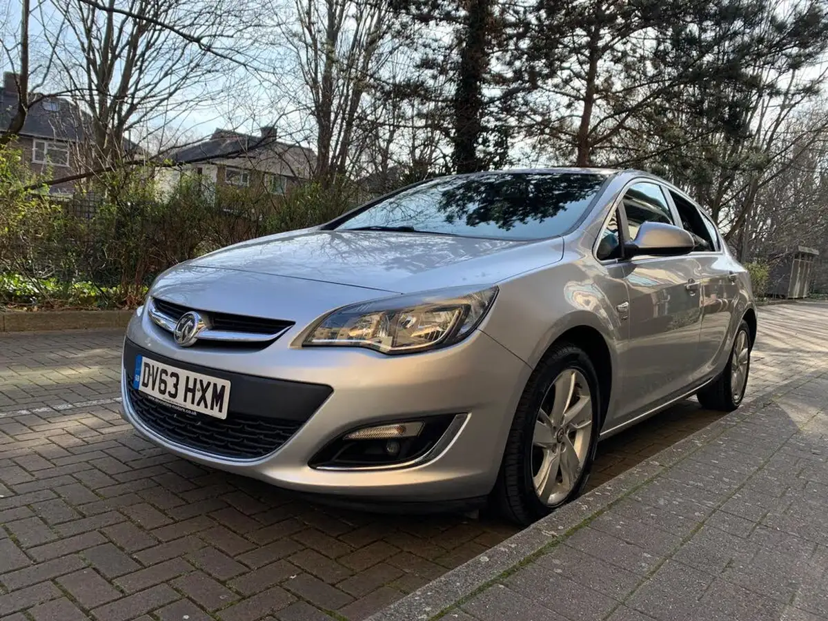 2013-vauxhall-astra-14-sri-turbo-140ps-1364cc-big-2