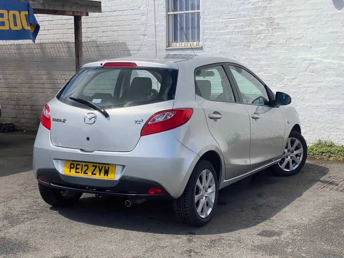 2012-mazda-mazda2-15-ts2-big-9