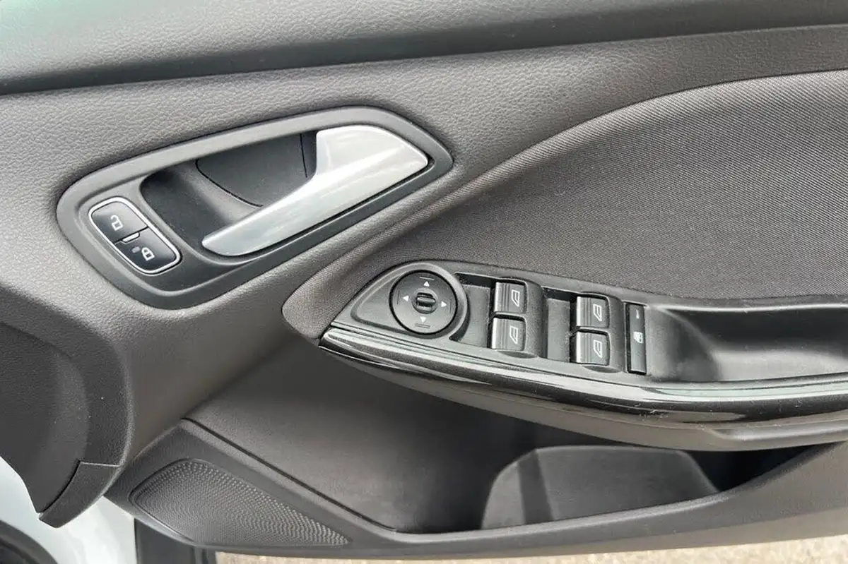2015-ford-focus-15tdci-titanium-hatchback-big-15