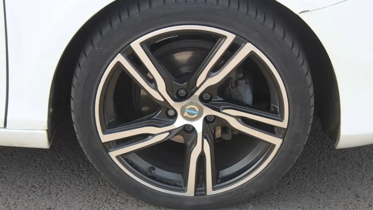 2016-volvo-v40-20td-d2-r-design-pro-big-4