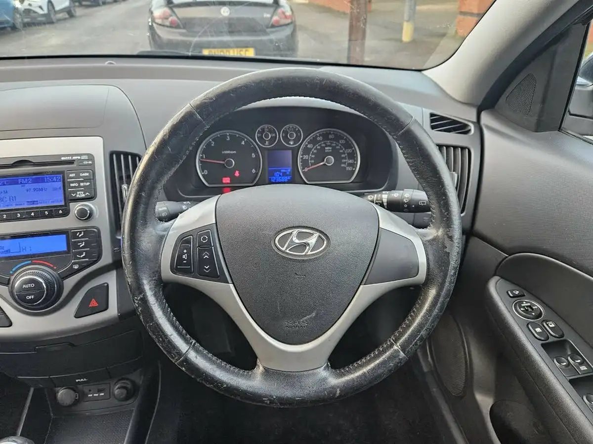 2010-hyundai-i30-16-premium-big-20