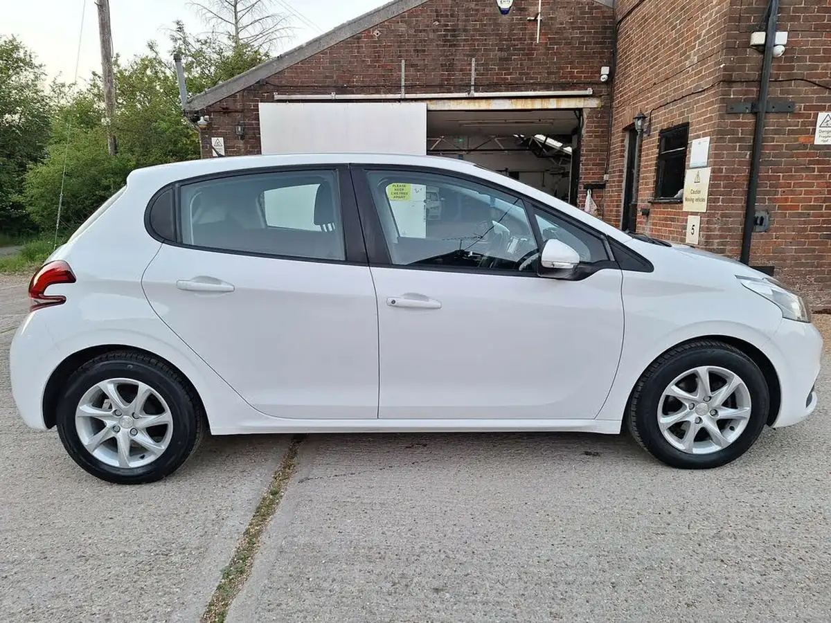 2016-peugeot-208-big-4