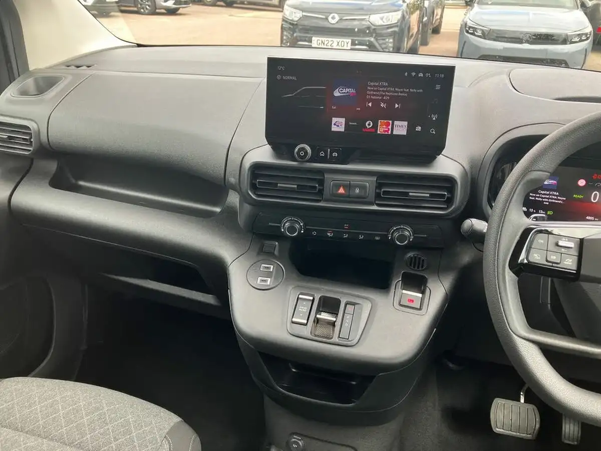 2024-vauxhall-combo-life-e-design-xl-big-16