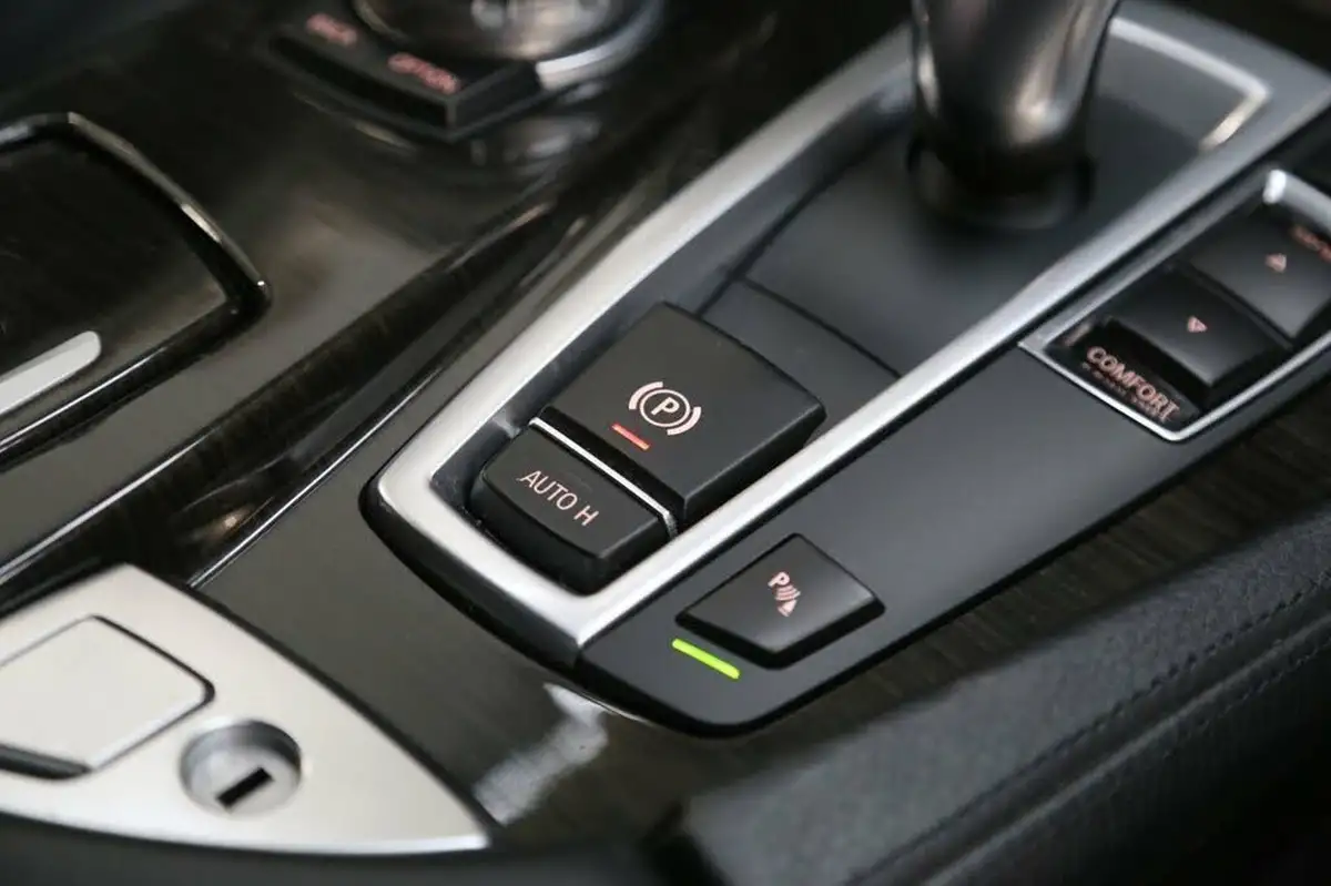 2014-bmw-5-series-20-528i-luxury-saloon-4d-auto-big-26
