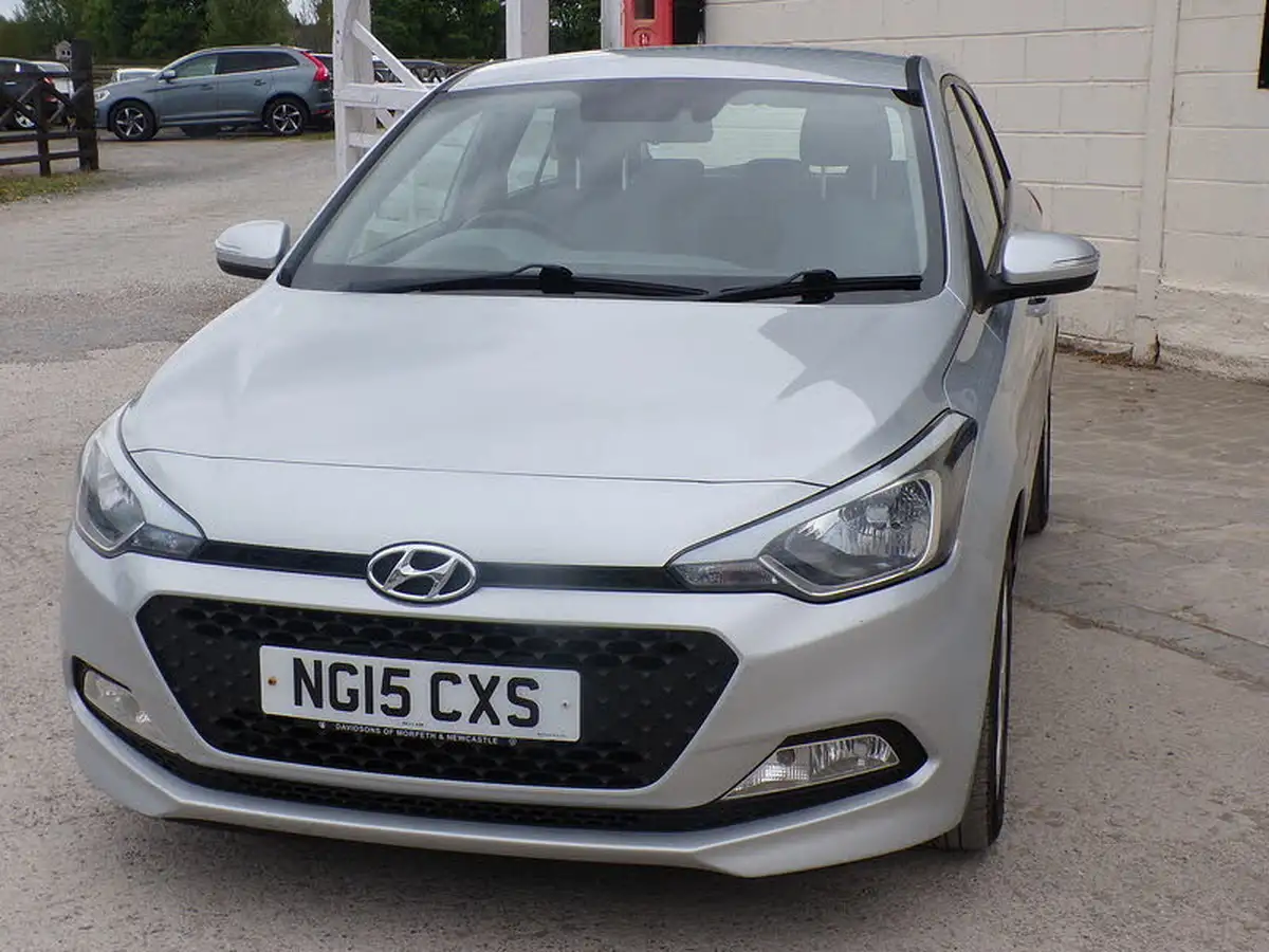 2015-hyundai-i20-12-se-hatchback-5d-big-2