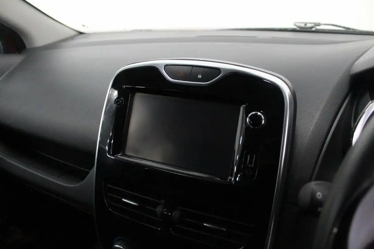 2015-renault-clio-12-dynamique-nav-big-24