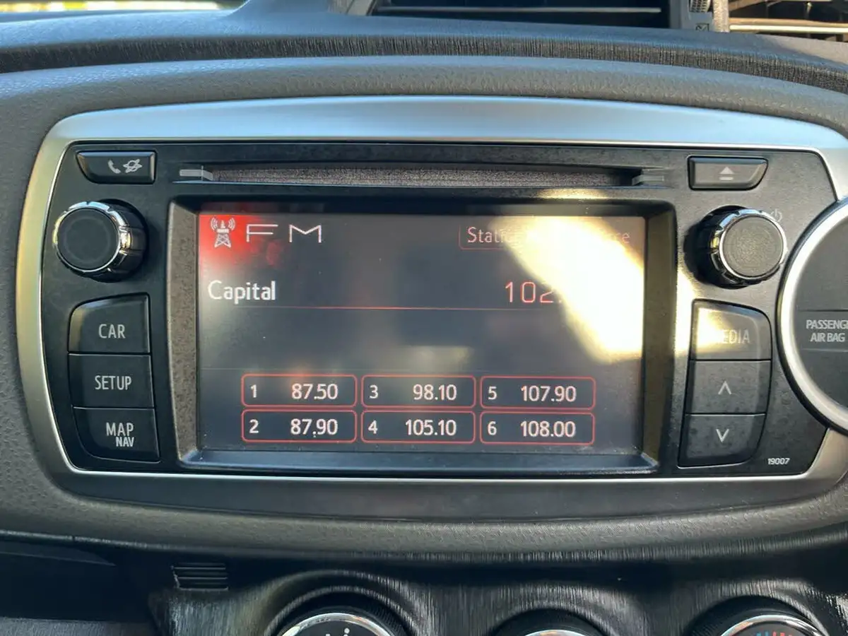 2012-toyota-yaris-10-tr-touch-go-5d-big-34