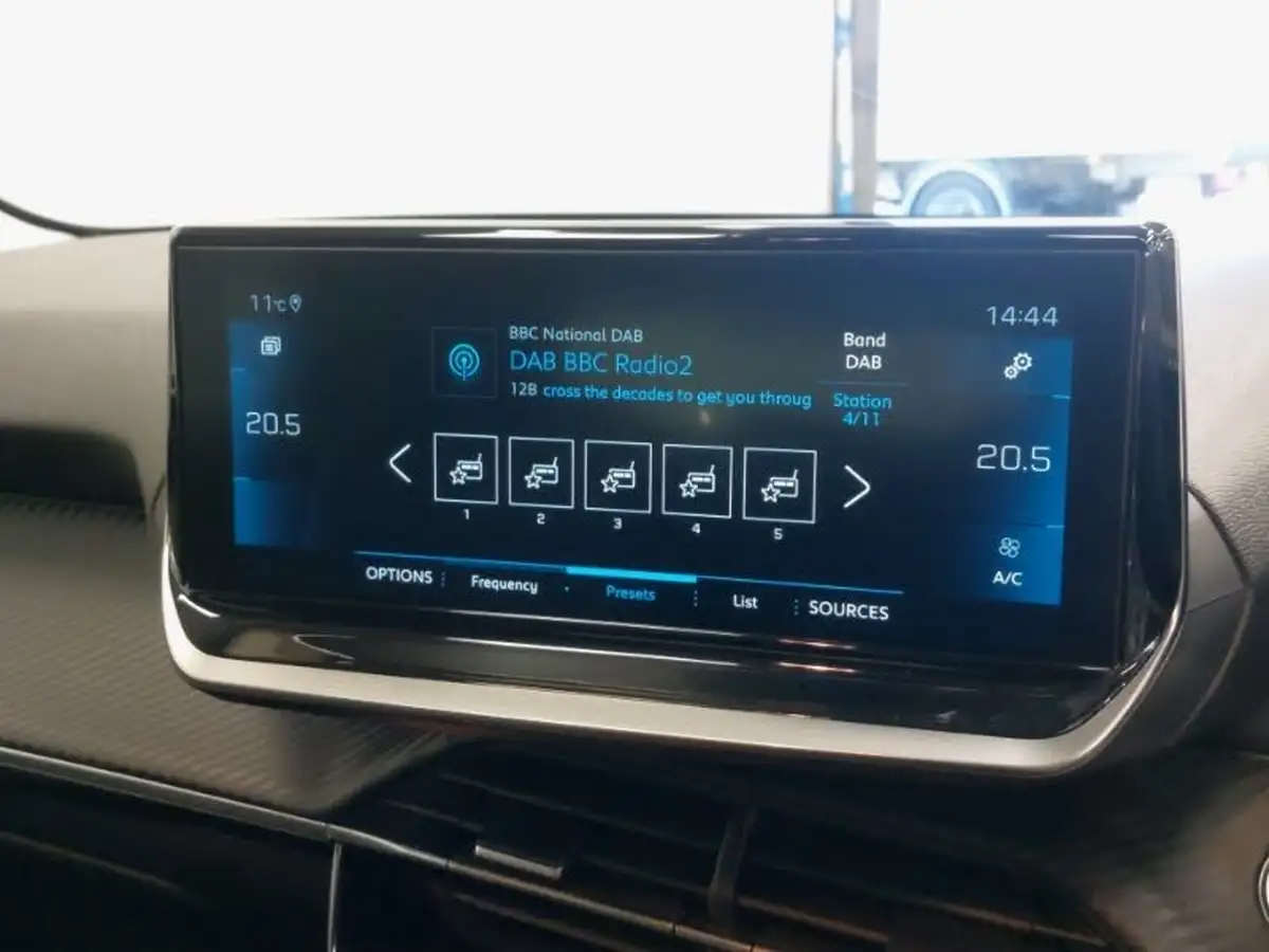 2022-peugeot-208-12-puretech-allure-premium-100ps-big-13