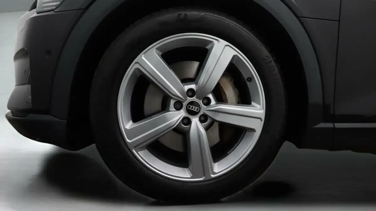 2021-audi-e-tron-50e-technik-station-wagon-big-18