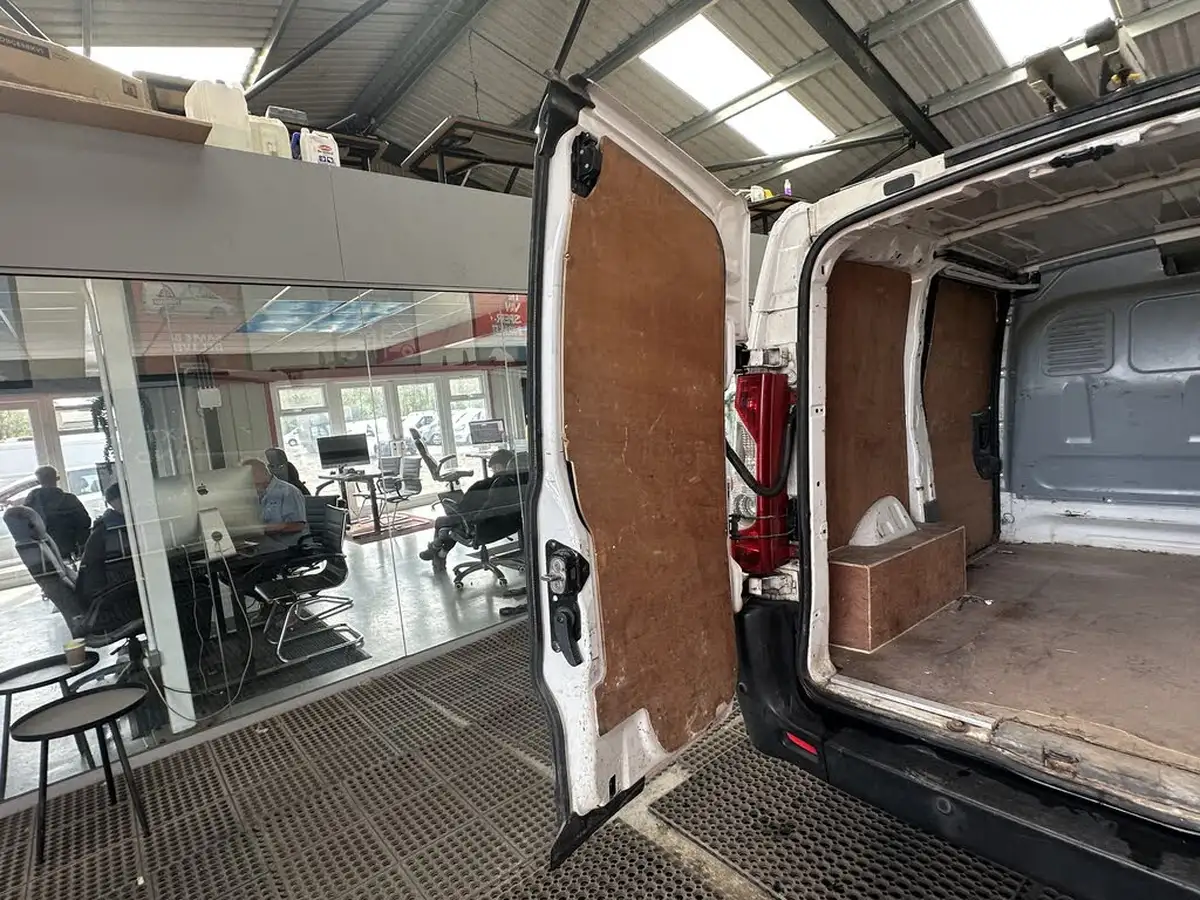 2015-citroen-dispatch-16td-enterprise-panel-big-18