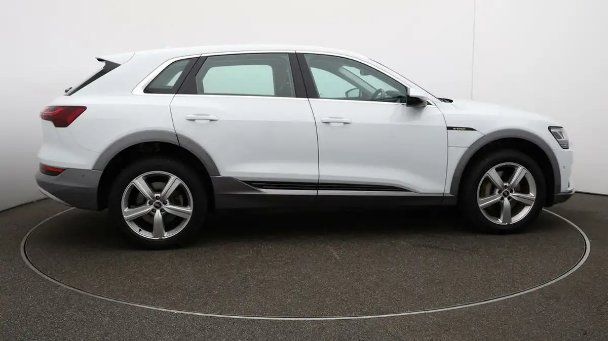 2022-audi-e-tron-55e-technik-station-wagon-big-41