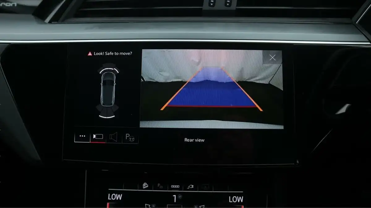 2022-audi-e-tron-55e-technik-station-wagon-big-24